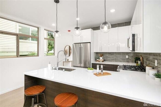 Building Photo - 3041 20th Ave W