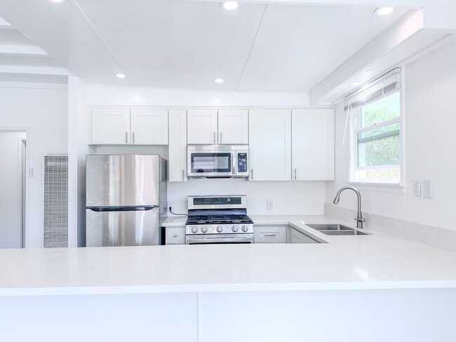 Building Photo - 2 Bed 1 Bath Beach House | Inboard | Silve...