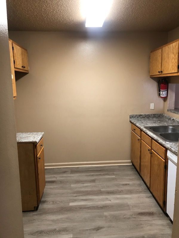 Kitchen - 1421 Cottondale Dr