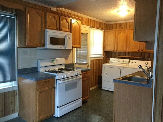 Building Photo - Cozy New Bern Home!