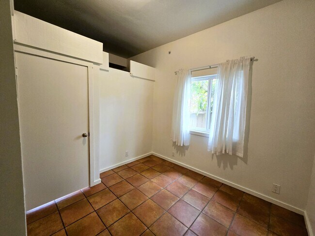 Building Photo - **$500 OFF 1ST MO RENT** 1BD/1BA with priv...
