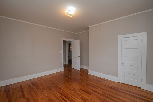 Building Photo - Spacious 2 Bedroom Cottage w/ Granite & Ha...