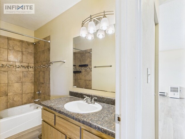 Building Photo - 2 Bed | 1 Bath | 884 Sq Ft