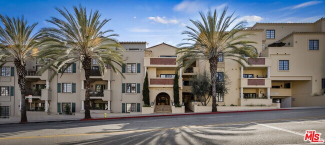 Building Photo - 851 N San Vicente Blvd