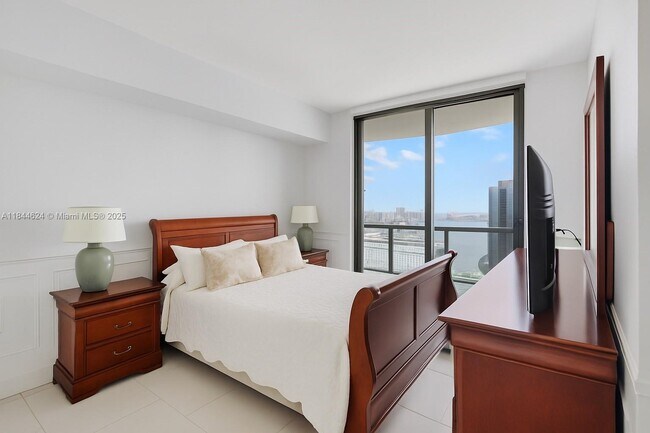 Building Photo - 1010 Brickell Ave