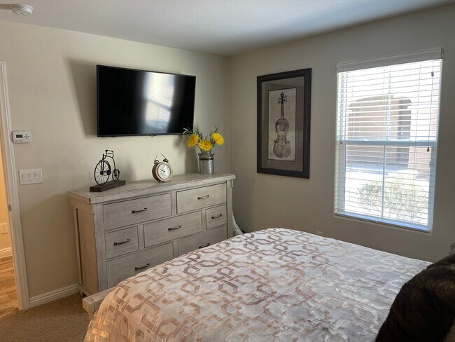 Building Photo - 3 bedroom townhouse in gated community!