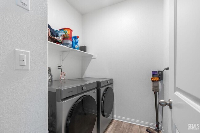 Building Photo - 4 Bed 2 Bath