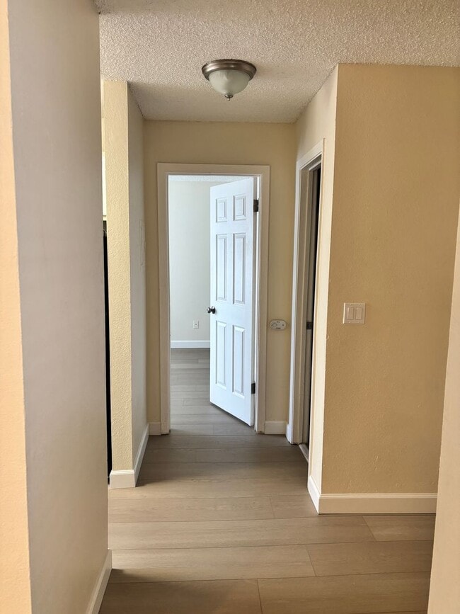 Building Photo - NEWLY REMODELED CONDO - 1 BED/1 BATH UPSTA...