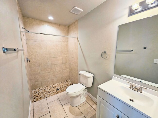 Building Photo - Like New  3 bedroom, 2bath 1 car garage