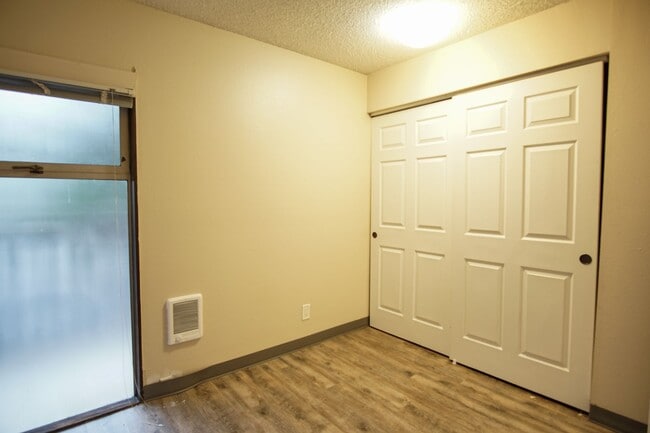 Building Photo - Nicely Updated Top Floor Corner 2-Bdr Near OHSU w/Private Balcony!