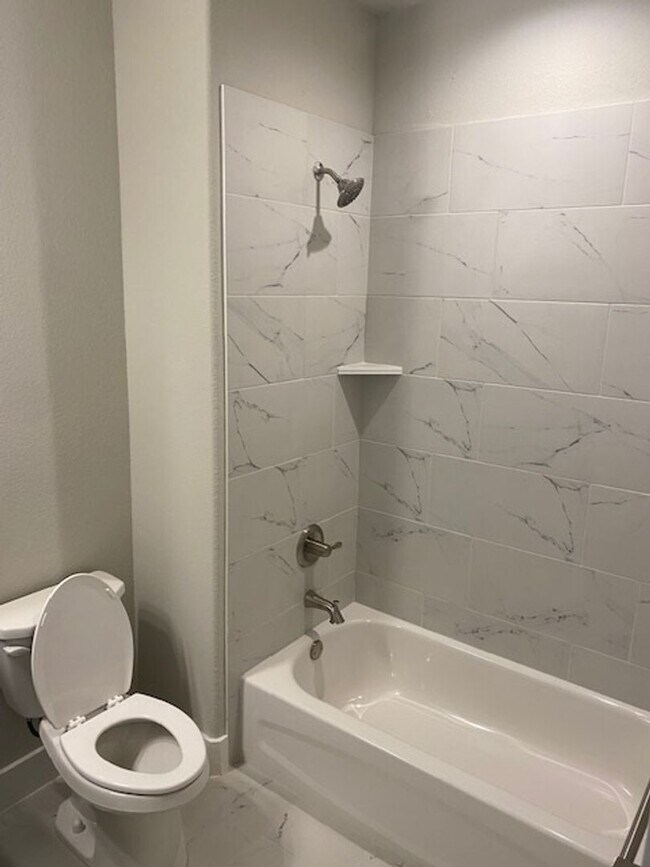 Building Photo - 4/2.5/2 - GREAT LOCATION near downtown and...