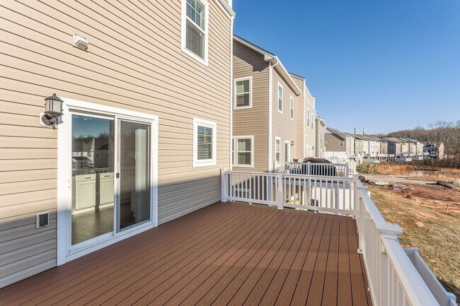 Building Photo - Massive 4 BR/2 Full BA & 2 Half BA EOG Tow...