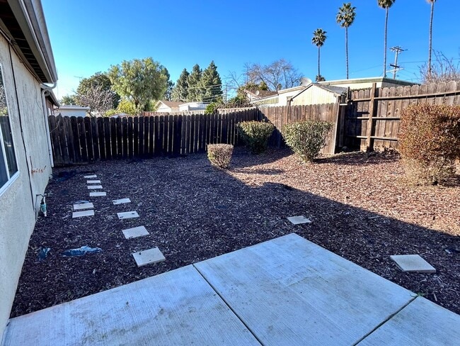 Building Photo - Very nice single family house in the Grimm...