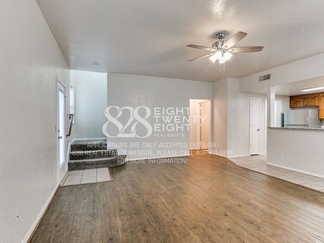Building Photo - *AVAILABLE NOW!* Spacious 3 Bed/2.5 Bath Duplex Townhome Available in Norman!