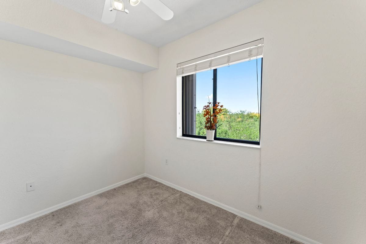 Building Photo - 9340 Fontainebleau Blvd
