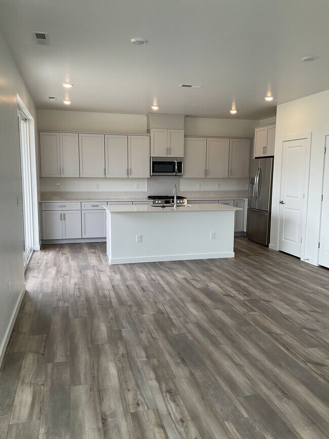 Building Photo - Enjoy this New home in Eagle Ridge!