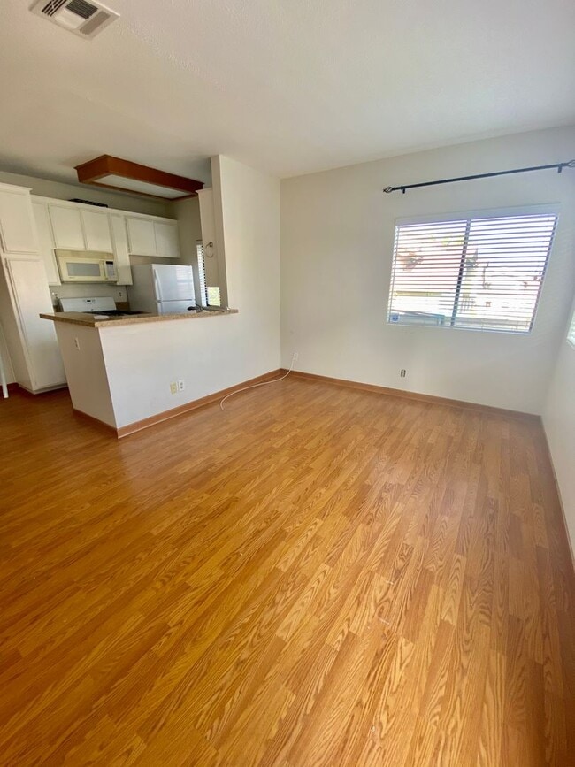 Building Photo - Thousand Oaks- Three Bedroom Condo