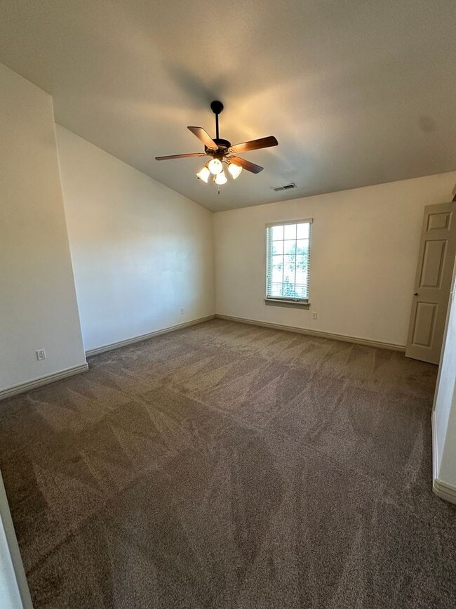 Building Photo - GET $1000 OFF THE FIRST MONTHS RENT!!!