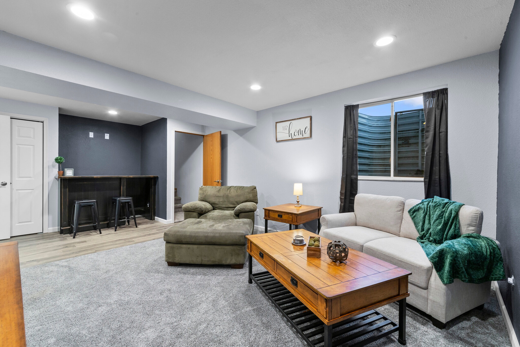 Living room/bar area that can be used as a table or desk for work. - 115 Alydar Dr