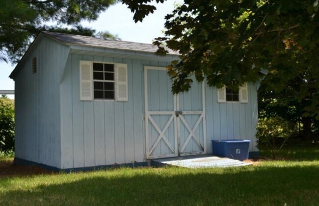 Building Photo - For Rent: Charming 3-Bedroom Pet-Friendly ...