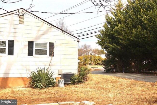 Building Photo - 147 Deacon Rd