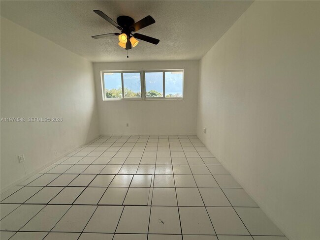 Building Photo - 13215 NE 6th Ave