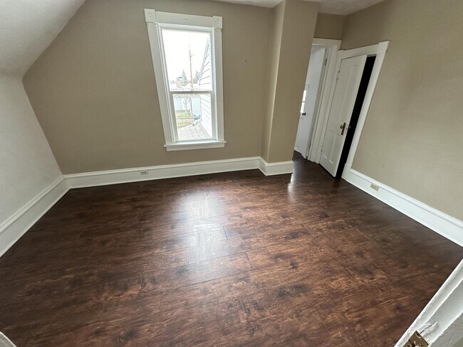 Building Photo - 708 4th Ave S