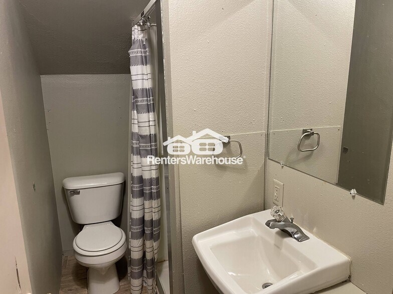 Building Photo - 1509 8th St E