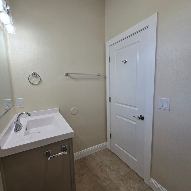 Building Photo - 1818 B Elvin - Move in Ready!!