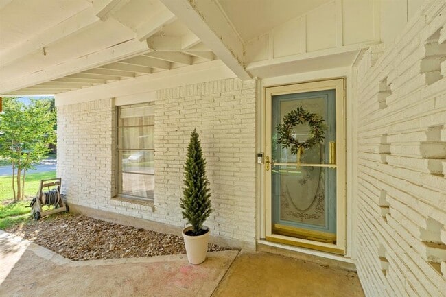 Building Photo - 5512 Delwood Dr