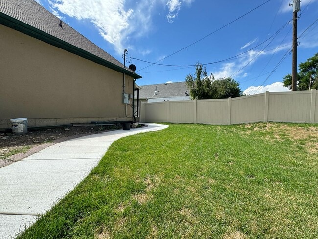 Building Photo - 275 N 600 E