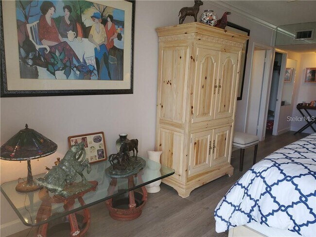 Building Photo - 1050 Longboat Club Rd