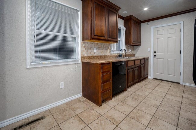 Building Photo - 3700 N Land Ave