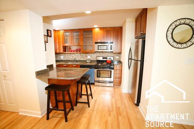 Building Photo - 6954 N Greenview Ave