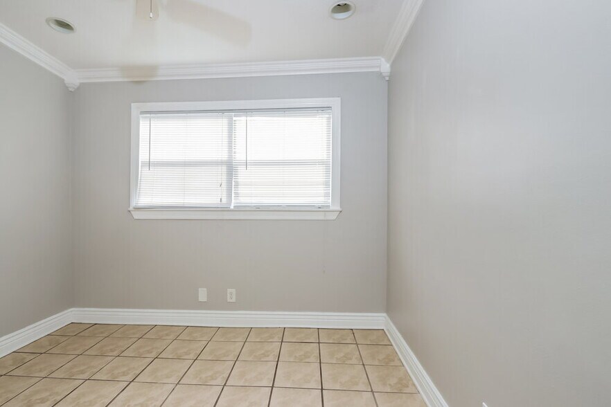 Building Photo - 395 Plum Tree Dr