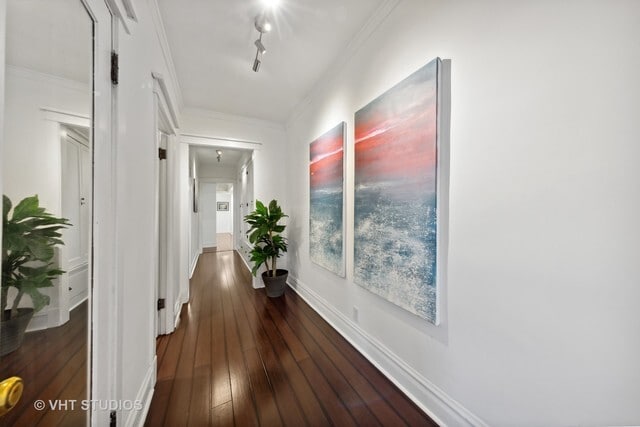 Building Photo - 556 W Roscoe St