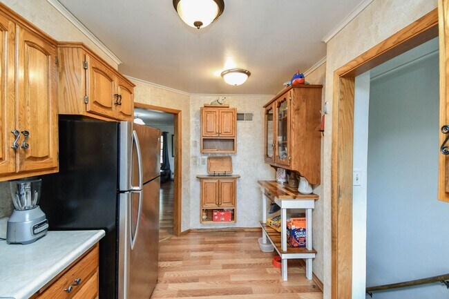 Building Photo - Spacious Central Sioux Falls Home with Ent...
