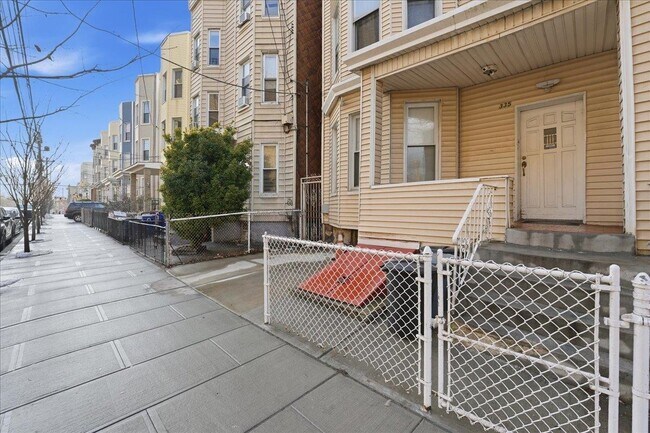 Building Photo - 335 47th St