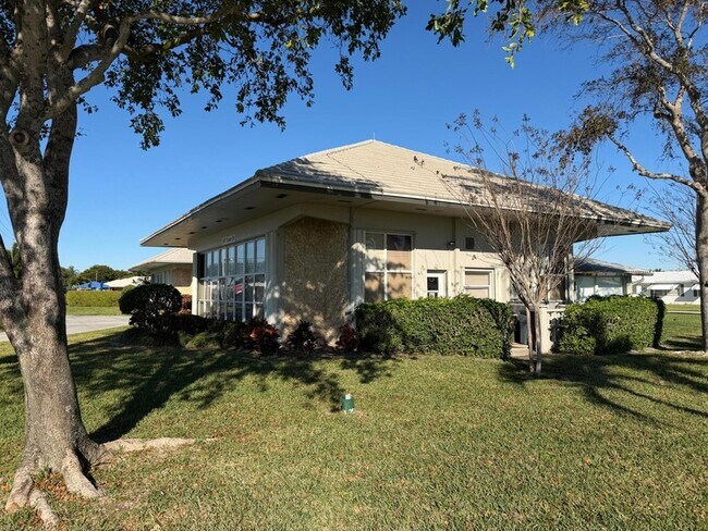 Building Photo - 1113 Lake Terrace