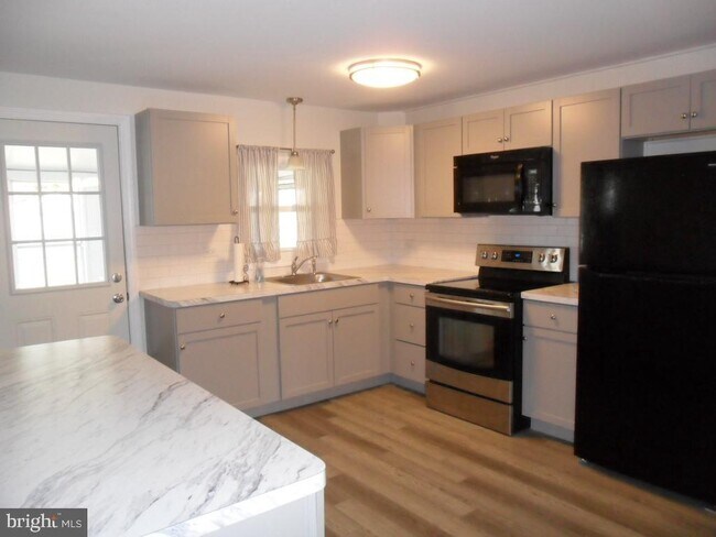 Building Photo - 301 Tichy Dr