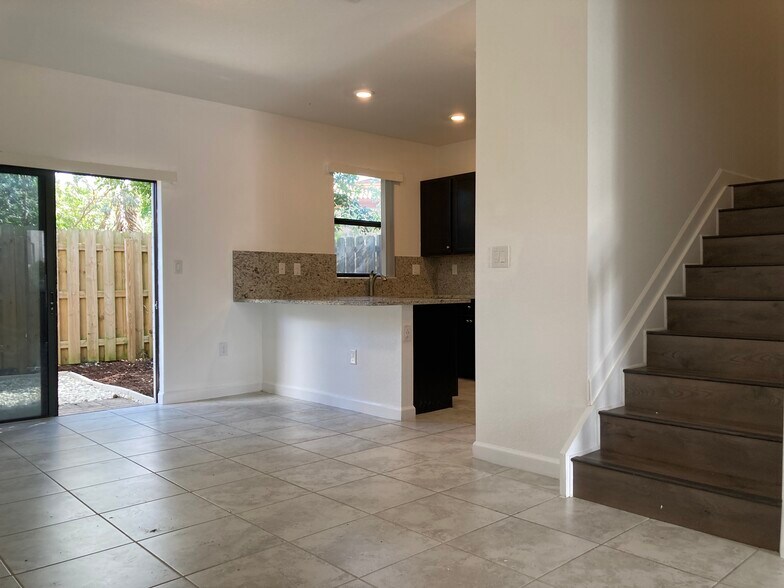Building Photo - 390 NE 208th Ter
