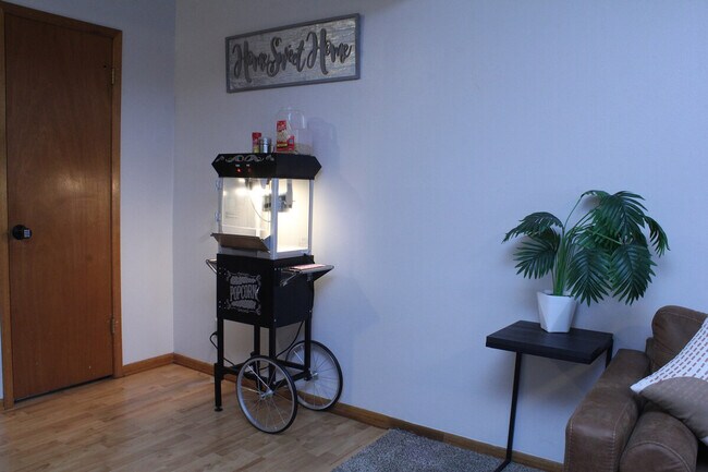 Building Photo - 202 NW Sharmin Dr