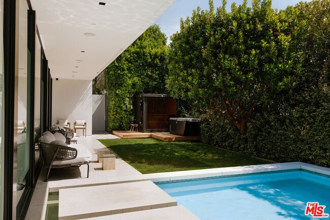 Building Photo - 1536 Blue Jay Way