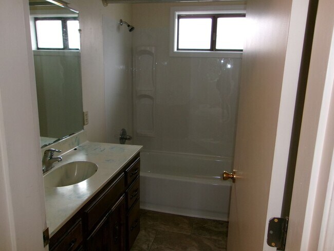 Building Photo - 36 N Peach St