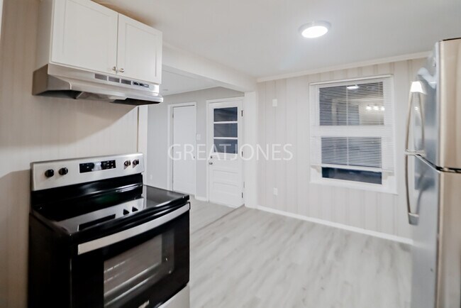 Building Photo - NOW OFFERING 1/2 MONTH FREE WITH SIGNED LE...
