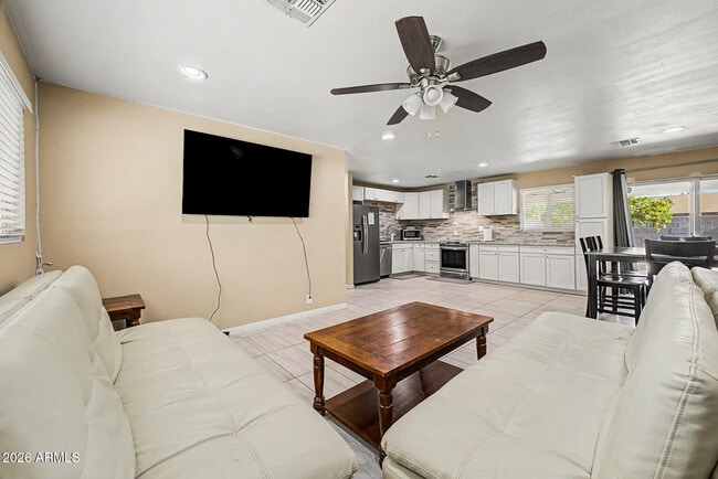 Building Photo - 515 E Vista Del Cerro Dr