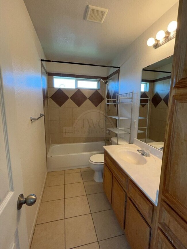 Building Photo - 1206 Cinch Dr