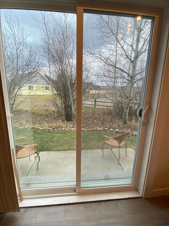 Building Photo - Spacious  3 bedroom 2.5 bathroom townhouse