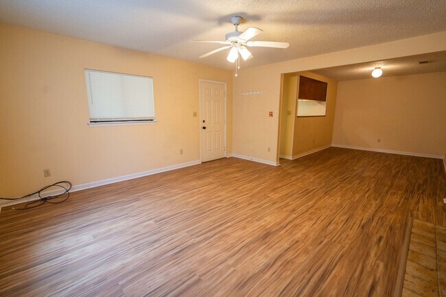 Building Photo - 2/1 Townhome in Twin Lakes