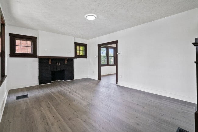 Building Photo - 3 bed 1 bathroom - central air, outdoor sp...